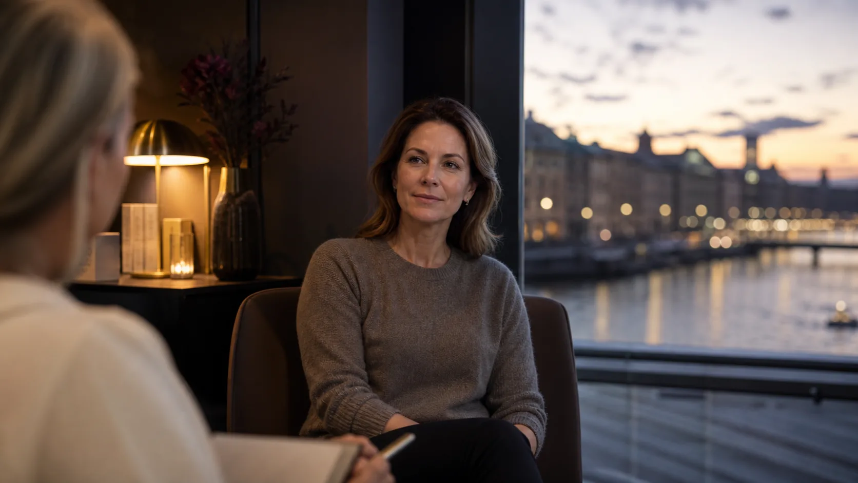 Konstnärlig Göteborgsbild om första konsultation inför botox med samtal, hamnljus och lugn klinikmiljö.